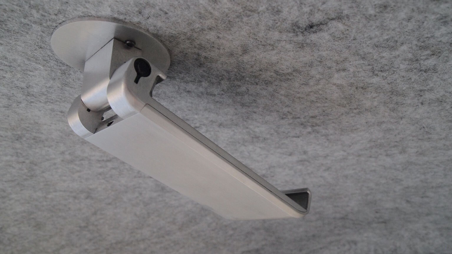 Machined aluminum device holder